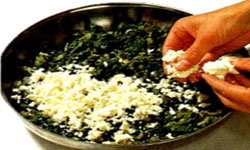 Spanokopita espinaca envuelta en hojas de hojaldre - Desmenuce el queso feta