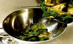 Spanokopita espinaca envuelta en hojas de hojaldre - coloque la espinaca y la ensalada